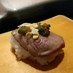 丸まさ鮨 - 山形県産 炙り牛肉にぎり  丸まさ鮨