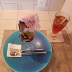 デザートカフェ ハチドリ - ブドウとローズのパフェ グリーンアニスの香りとアイスティー