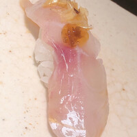 すし岩瀬 - 甘鯛。のっかっているのは揚げた鱗。昆布醤油でいただきます