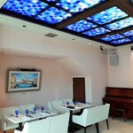 IL Suono di Emilia - 天井一面に広がる真っ青なヴェネチアンガラスが幻想的！白い壁やインテリアと上品なコントラスト