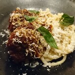 メログラーノ - 熟成牛を使ったミートボールとチーズソースのパスタ