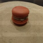 メログラーノ - ザクロとゴルゴンゾーラのマカロン