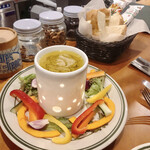 ヴィネリア グーフォ - 突き出し　500円
      バーニャカウダ＆パン