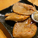 十千花前 - これも静岡名産「黒はんぺん焼き」
            個人的には「黒はんぺんフライ」の方が好きです。