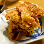 Jissen Kazen - 美味しくて、追加で頼んだ鶏皮せんべい
                        パリバリすぎて、食べる時ちょっと痛い。要注意