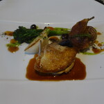 レストラン ラ・フロレゾン・ドゥ・タケウチ - ～LA CAILLE～フランスヴォージュ産ウズラのロースト 季節野菜と茸 エスカルゴバターと香り高いジュのソースで