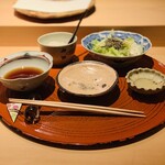 沼田 - 天ぷらセット：2時の方向から時計回りに、塩昆布サラダ、レモン汁、ピンク岩塩、天汁、大根おろし