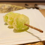 沼田 - 5. 熊本 銀杏
      落ちる前の銀杏を木に登って採っているそうな...断面は翡翠のような透明感でした。