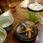 観光荘 - お茶と鰻の骨せんべいが、最初にサービスで提供されます。