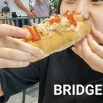 ブリッジ - ブリッジのホットドッグをガブリ！