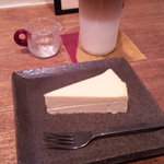 石かわ珈琲 - アイスカフェオレとチーズケーキ
