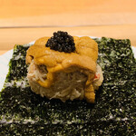 鮨 由う - ・港区巻き
      （北海道噴火湾産毛蟹と唐津産赤ウニ
      　由うオリジナルキャビアのせ）