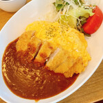 ライス オン ライス - 料理写真:カツカレーオムライス税込850円　以下全て税込
ご飯は白飯でしたけど、フワトロ卵にカレーが合って美味しかったです。