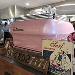 フェブラリーカフェ - カフェのシンボル、LA MARZOCCO社製 ピンクのエスプレッソマシン。