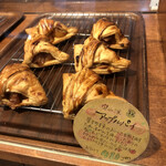 Jeigu Rasse - 店内ショーケースには普通のアップルパイも。