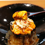 千住 しげ - 宮城産紫雲丹に噴火湾の毛蟹と利尻島の馬糞雲丹を乗せて