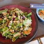 和食処　田舎家 - （サービスの）サラダと漬物