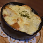 ワインバー バッカス - 熱々のパングラタン、ゴルゴンゾーラソースで（８５０円）２０２０年８月