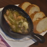 ワインバー バッカス - 海老としめじのアヒージョ、もちろんバゲットも（９００円）２０２０年８月