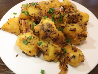 PAHUNA - アルジーラ "Aloo Jeera"「クミン、ガーリックなどで炒めたジャガイモのおつまみ。ネパール料理の不可欠一品！」※メニュー表記通り，クミン多め