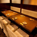 木村屋本店 - 16名様用個室（テーブル）。のれんで仕切って4,8,12名用として利用可。