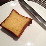 レストラン バカール - パンは少しずつカットされて登場