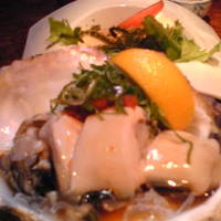わさび - 岩牡蠣　すっごく大きい　３つに切られてるので食べやすい♪