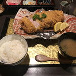 Tonkatsu Misoya - 松阪ポーク 超厚切りロースかつ定食[270g] 3280円
                        ご飯、味噌汁、とんかつのアップ