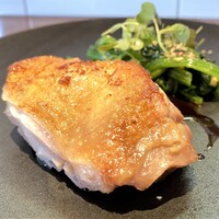 イタリア料理 スペランツァ - 広島県北の高宮町の廣島赤鶏のロースト　ソースは葡萄のヴィンコットソース　ほうれん草のソテー