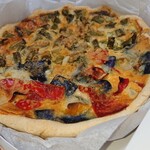 アチェーロ - 「野菜とパルメザンチーズのキッシュ」、 「アスパラガスとベーコンのキッシュ」の2種類をハーフ＆ハーフで