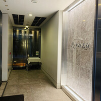 レストラン リューズ - 玄関。リューズの看板がオシャレ。