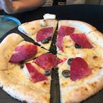 800°DEGREES ARTISAN PIZZERIA - ビーツ、エビ、オリーブのピザ