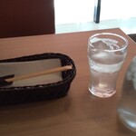 麺屋 琥珀 - お冷やもタップリ頂ける。有難いサービス！