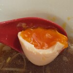 麺屋 琥珀 - 煮卵。とにかく旨い。(食べ刺しで少し汚く見える御容赦)！