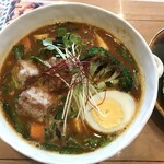 スープカレー トムトムキキル - ニラ・キーマ・豆腐+厚揚げ（辛さ７番）