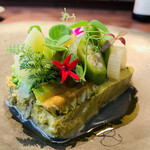 ラ カンロ - 【鮑、緑野菜】
      ★ 鮑のワタと肝の擂り身で身を包んだテリーヌ、緑野菜（ブロッコリ、ハラペーニョ、ゴーヤ、セロリ...）、マイクロハーブ（ノコギリソウ、ナスタチウム...）のせ
      