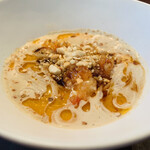 ラ カンロ - 【オマールブルー】
      ★ ブリュターヌ産オマール海老、鶏+海老殻出汁、ビーフンの担々麺仕立て、挽肉+ヘーゼルナッツ+ローストカシューナッツ、削りコリアンダー種