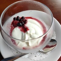 アーティスト カフェ - ヨーグルト＆ベリーソース
