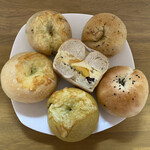 ベーグル研究所matatabi - チーズ系がほんとどなんで、みんな黄色ですね（笑）