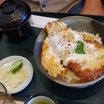 Hadakaya - 煮込みロースカツ丼880円+消費税