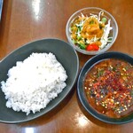 Karekicchimpandora - にんにく豚カレー（激辛・ライス大盛り）＆ 「サラダセット」のサラダ