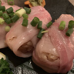 Nangoku Shokudou Chimudondon - 「あぐー豚の大トロ炙り寿司」接写。正に蕩けるような食感で、とても豚肉には思えない。実際に、ビジュアル的にも、味わい的にも、鮪の大トロもかくやと言う品である。中身のご飯の色味は黒糖使用とのことであった。