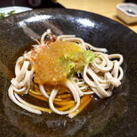 越前がに・旬のお料理 らでん - 越前そば。十割だろうか、鰹節と刻みねぎが乗るぶっかけ蕎麦