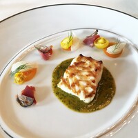 トゥールダルジャン 東京 - スズキのグリエ、マジョラムのピストゥーとフヌイユのプロヴァンス風