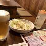 Torino Gonsuke - お通し（塩だれキャベツ盛り）
                        生ビール、生グレープフルーツサワー