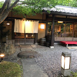 洋食 つばき - つばき外観…綺麗にされた庭園と風情ある佇まい