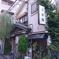 うを徳 - 訪問時はまだ明るく、柳が揺れる