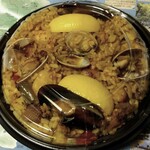 スタンドバー・マル - お土産の海鮮パエリヤ、生米から炒めて具がたっぷり