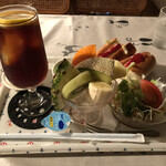 ヒロミ - ホットドックにフルーツ盛り合わせのモーニングセット500円。