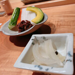 焼き鳥 とりら - 玉ねぎピクルスと野菜スティック＆味噌